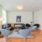 Spacious And Modern Furnished Apartment For 10 Guests
